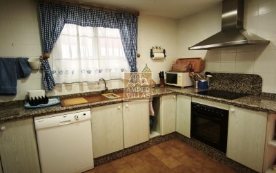 Amplio bungalow con piscina y pista de tenis comunitarios al lado del club de Golf.